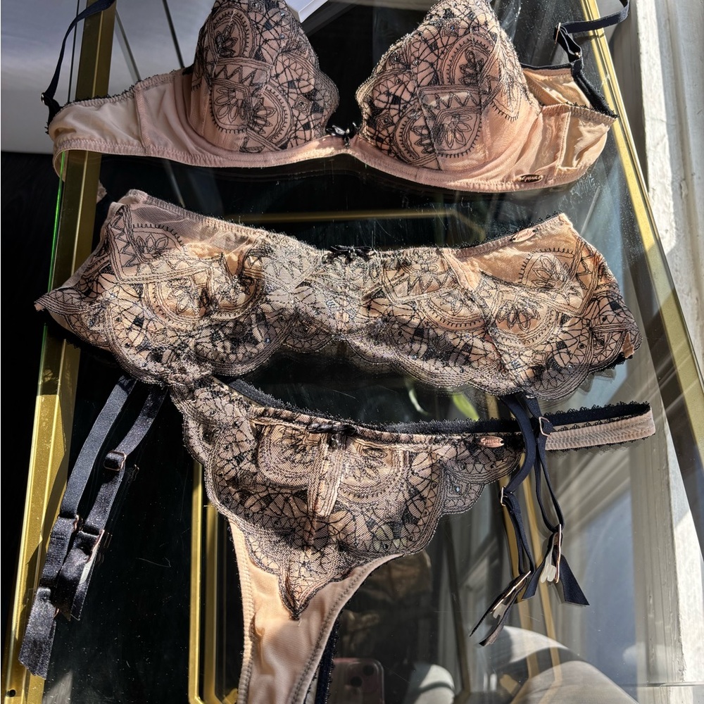 Gossard VIP Henna Bra +Thong+Garter High Apex Black/Nude Lingerie